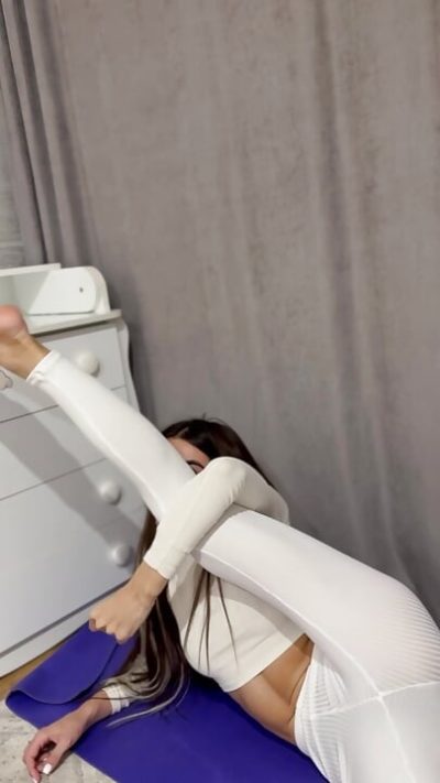 SPORTY 18 YEAR OLD BRUNETTE WITH TATTOO WASHES AND MASTURBATE IN THE BATHROOM