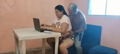 Stepfather seduces his shy stepdaughter until he fucks her pussy until he fills her with semen (I hope she doesn’t get pregnant)